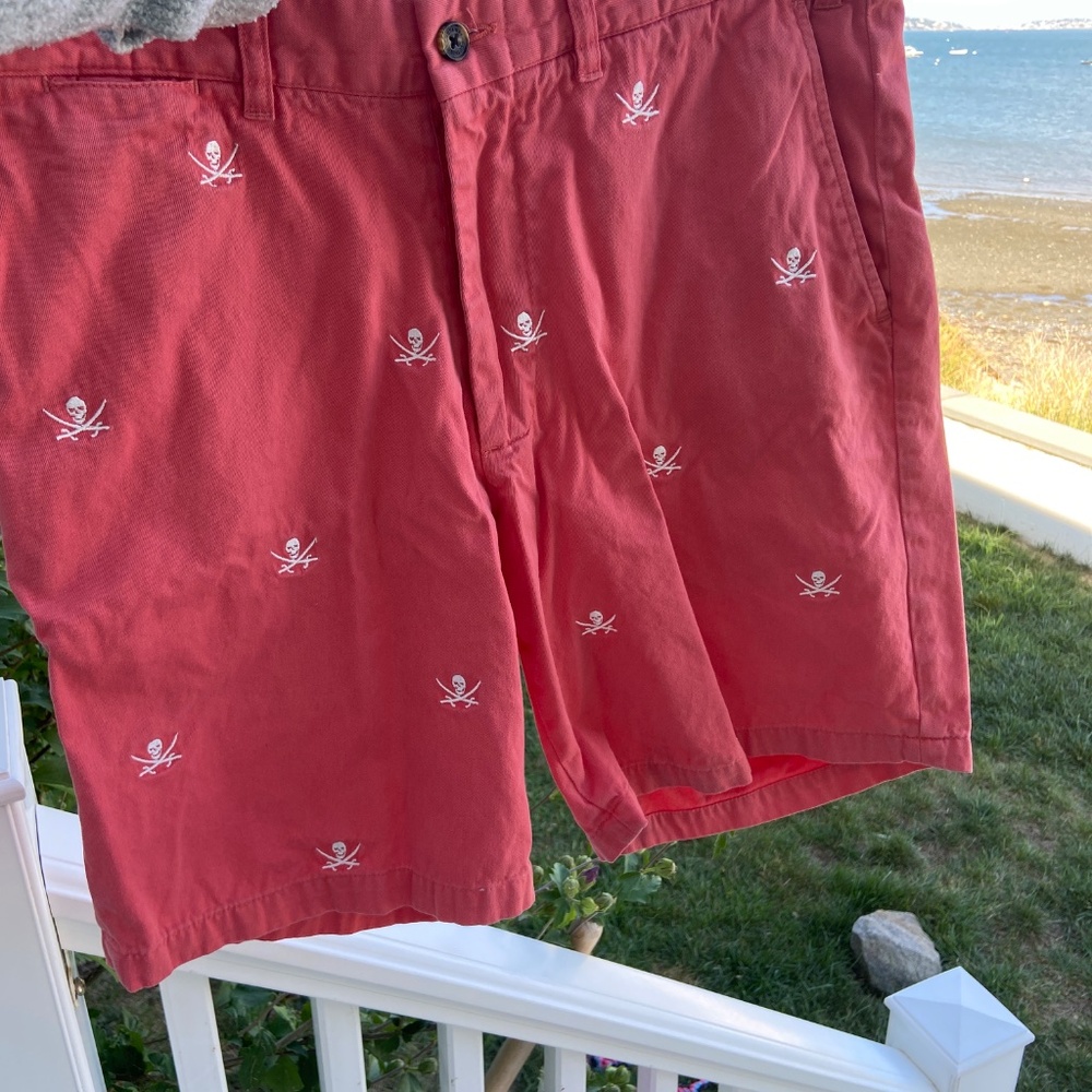 Castaway Clothing Cisco twill shorts w Calico Jack. SIZE 33 Inseam 8” pirates